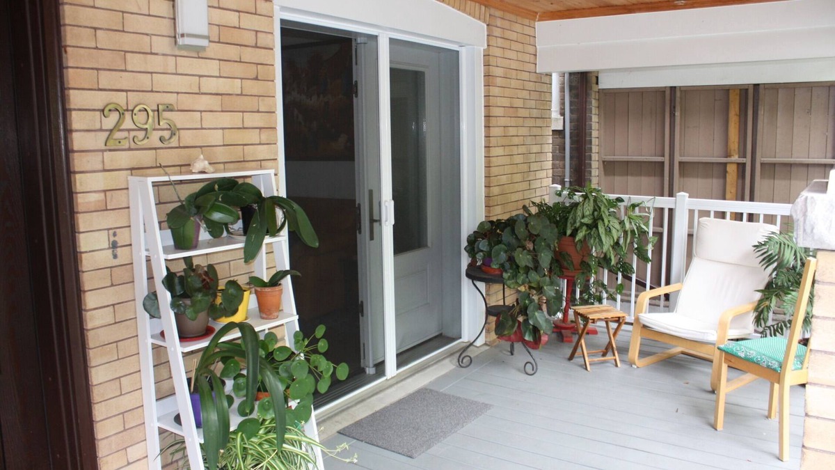 The Beaches House | Modern in quiet residential street 7 minutes walk to the boardwalk Lake Ontario