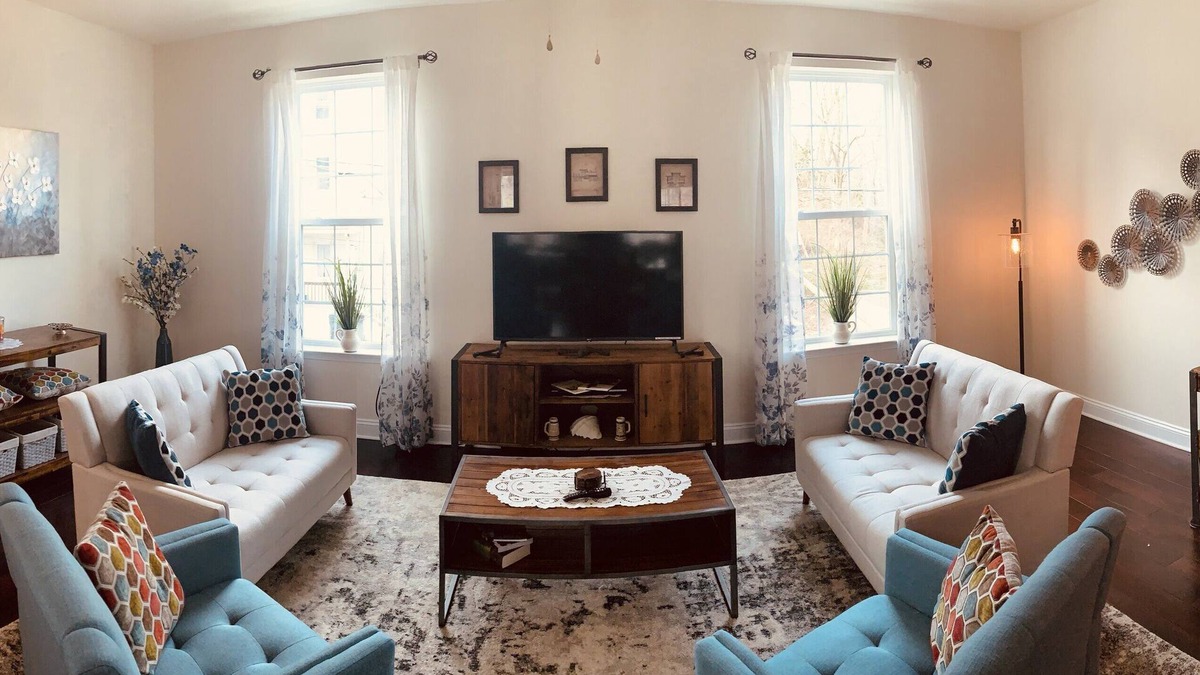Phoenixville House | Modern Industrial, 12 min walk to Bridge St