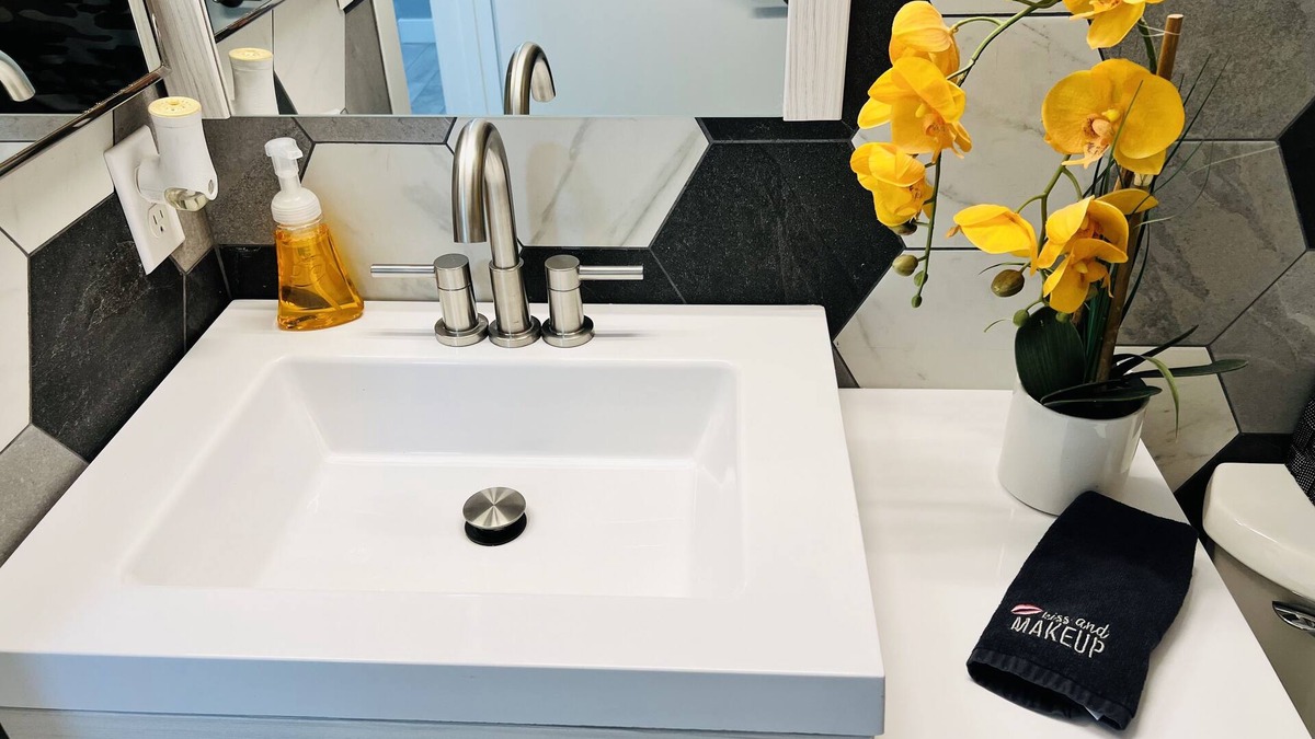 Paradise House | Modern! - Just Remodeled! - Close to Everything! - Pet Friendly! -