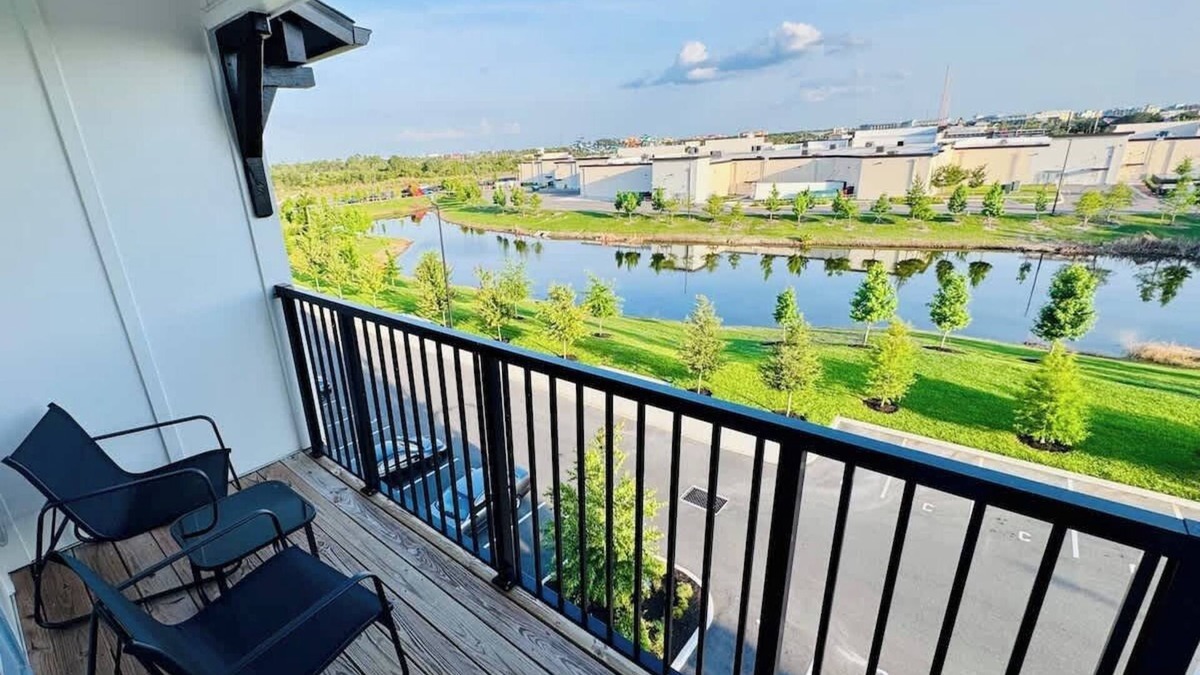 Lake Buena Vista Apartment | Modern King Apt w Water view, Pool Gym Near Parks