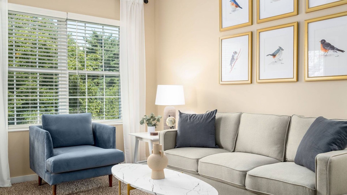 Westerville Apartment | Modern King Loft | Parking | W/D | WiFi | Pool!