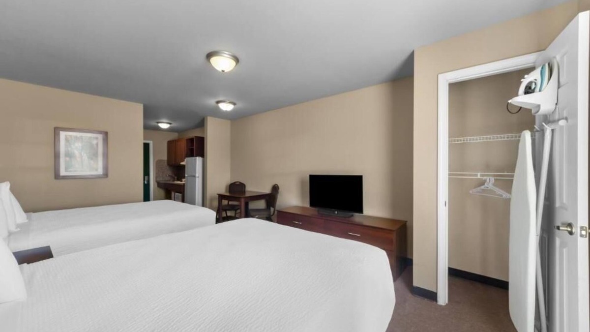 Pleasanton Hotel | Modern Kitchen Suite | 1 King Bed | Pleasanton TX Center