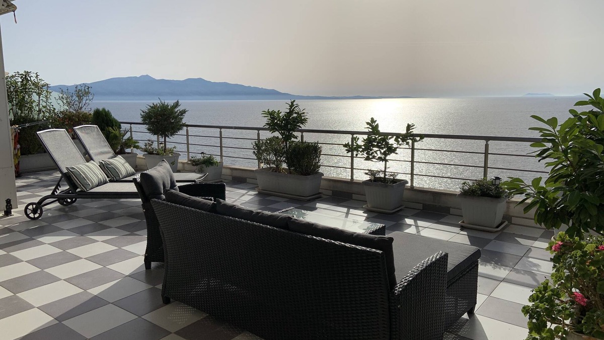 Sarande Apartment | Modern Lägenhet med 85 kvm Stor Takterrass och Fantastisk Havsutsikt!