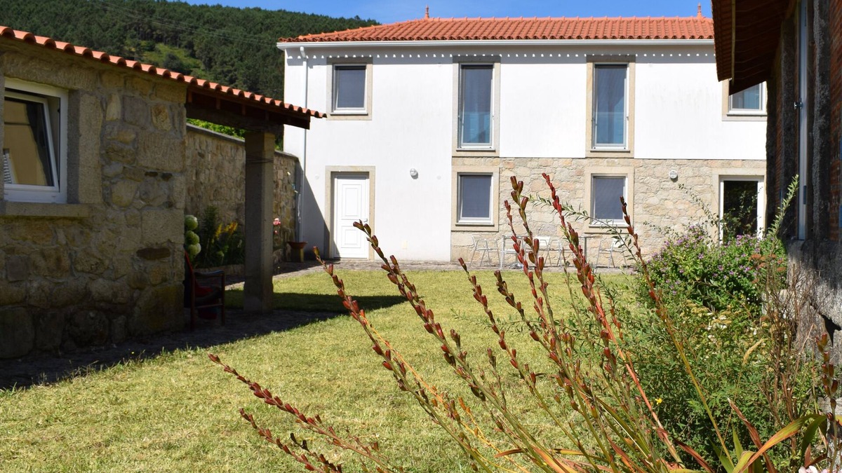 Vila Nova de Cerveira House | Modern, large family house with large garden near mountains and beach