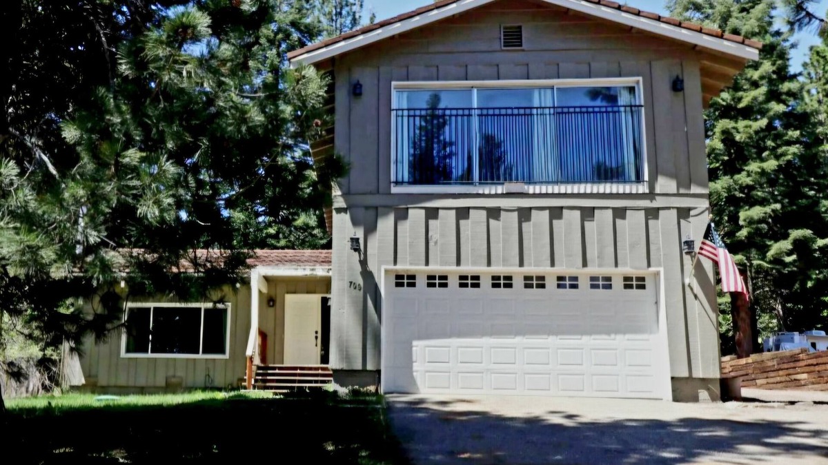 Lake Almanor Country Club House | Modern LACC house w/WiFi ~ big enough for the whole family!