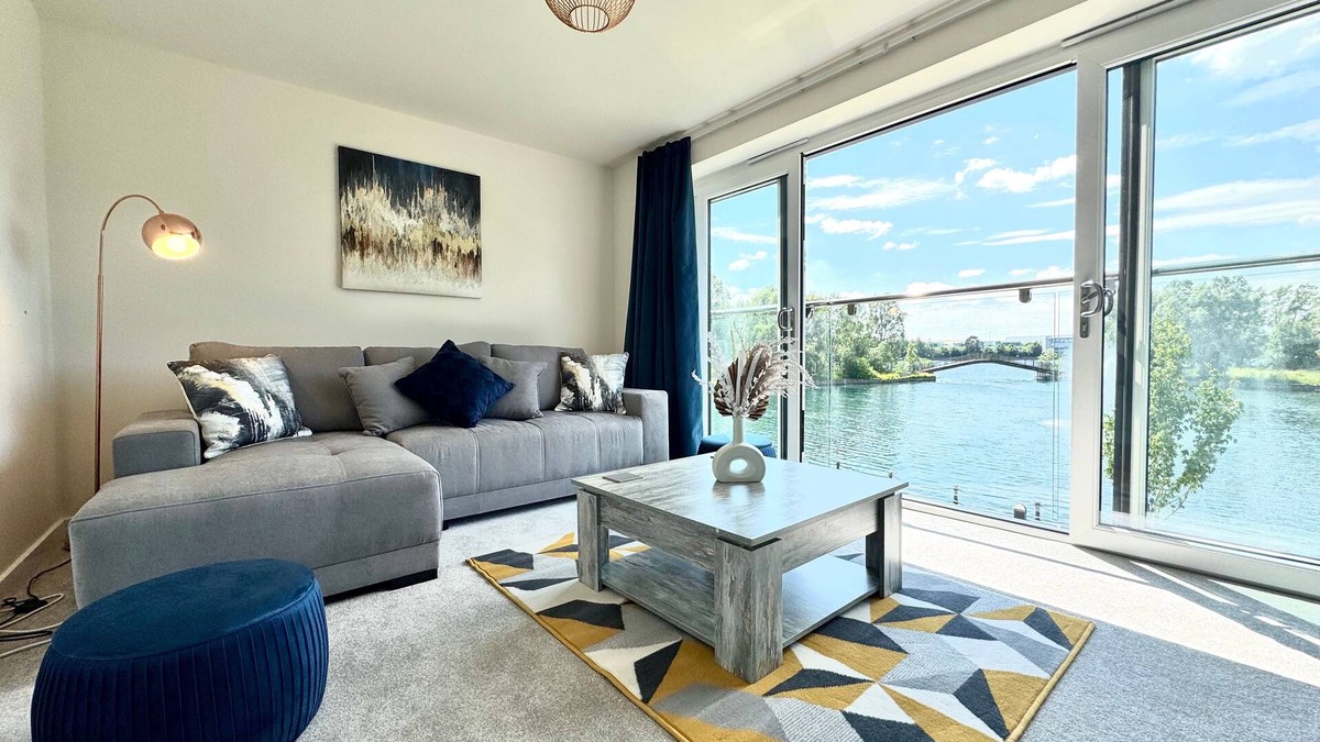 Doncaster House | Modern Lake Front Home | Free Parking | Sleeps 8