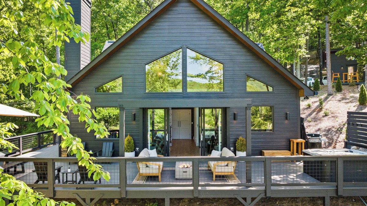 Ranger Cabin | Modern Lakefront Cabin: Hot Tub, Kayaks & Bonus Mini Cabin!