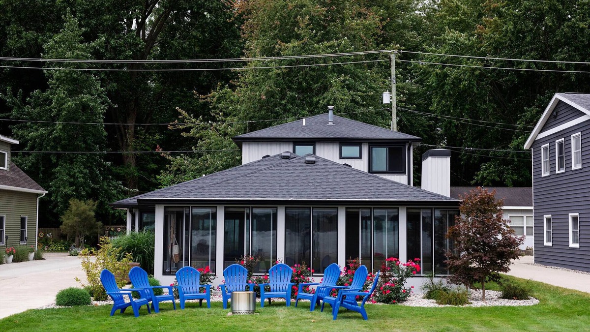 Shelbyville Cottage | Modern Lakefront Gun Lake Cottage Near Bay Pointe Inn