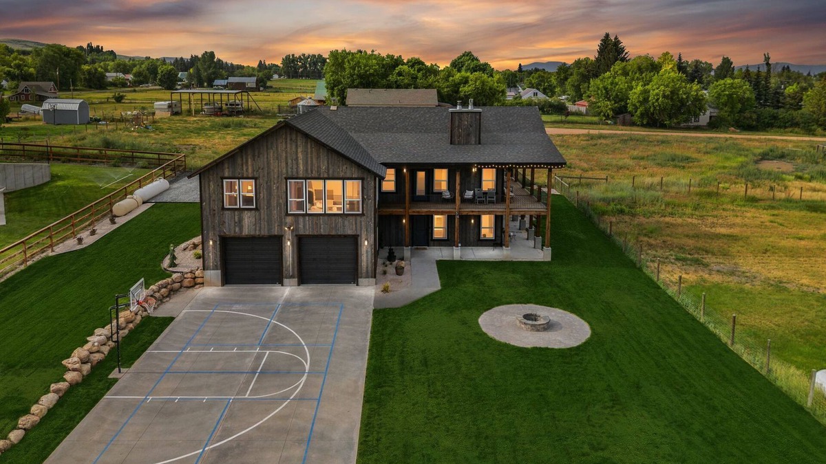 St. Charles Cabin | Modern Lakehouse l Slps 34 l Courts + Chefs Kitchen l Bear Lake Haven