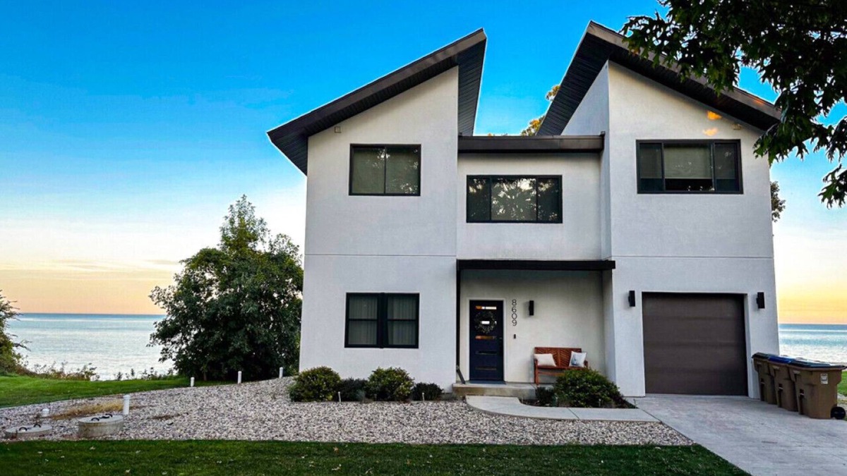 Pleasant Prairie House | Modern Lakeside Villa
