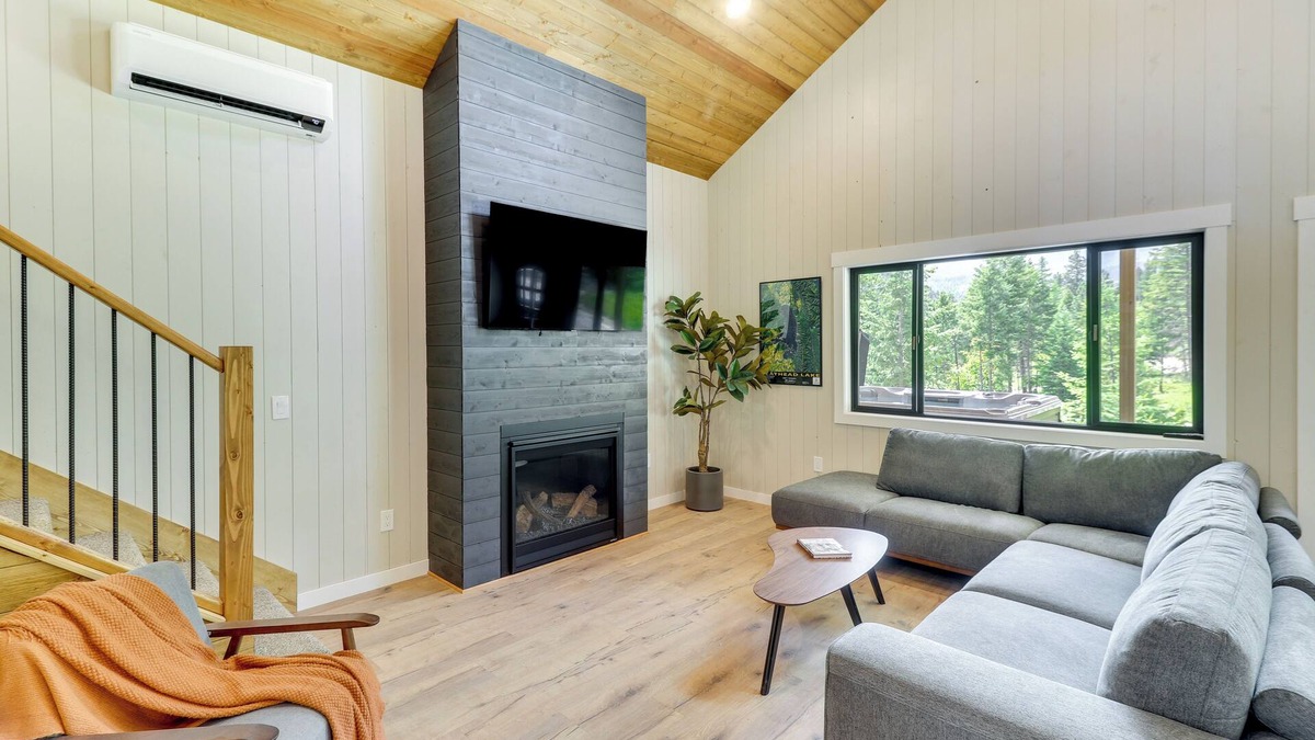 Lakeside Cabin | Modern Lakeside Cabin w/Mountain Views & Hot Tub!