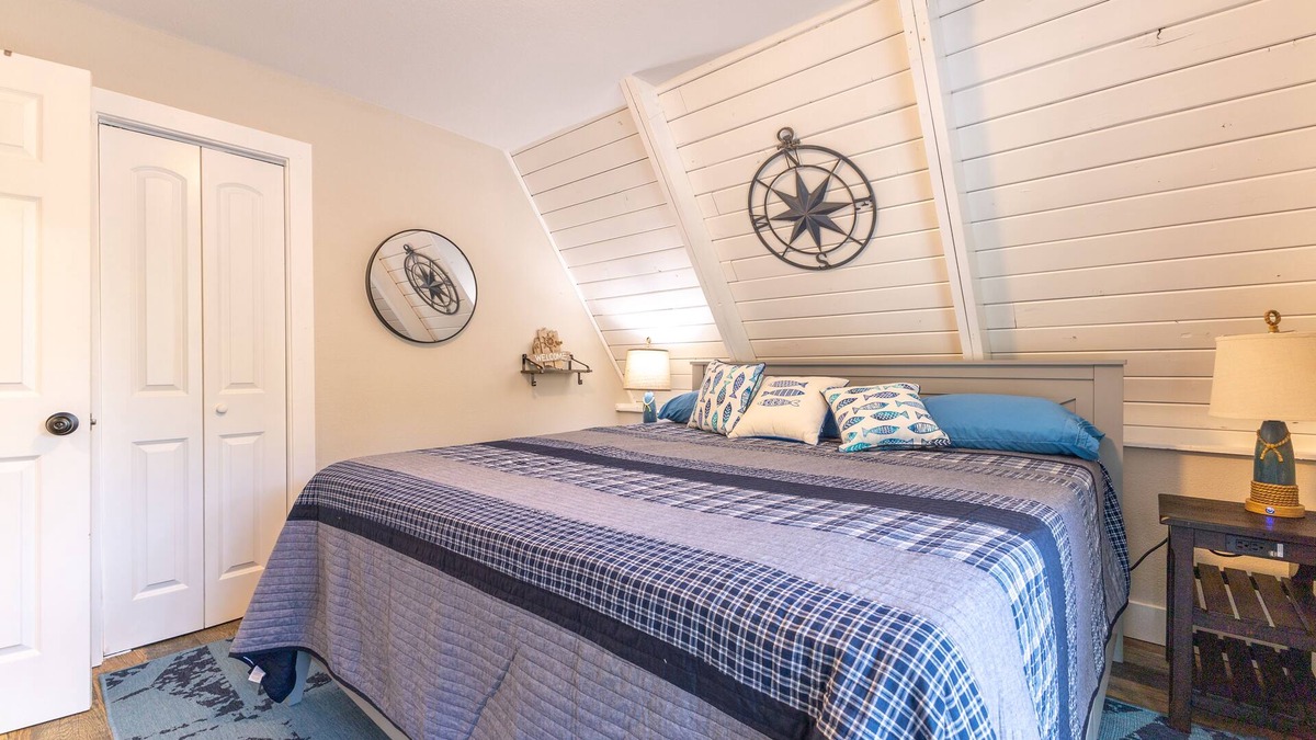 Ashley Oaks Ski Chalet | Modern Lakeside Chalet - Large Deck - Pontoon Rentals - BBQ Grill - Boat Slip