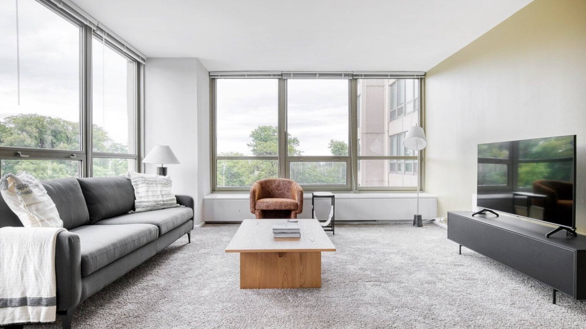 Lake View East Apartment | Modern Lakeview 2BR w/Deck, Pool & Gym, nr Lincoln Park, by Blueground
