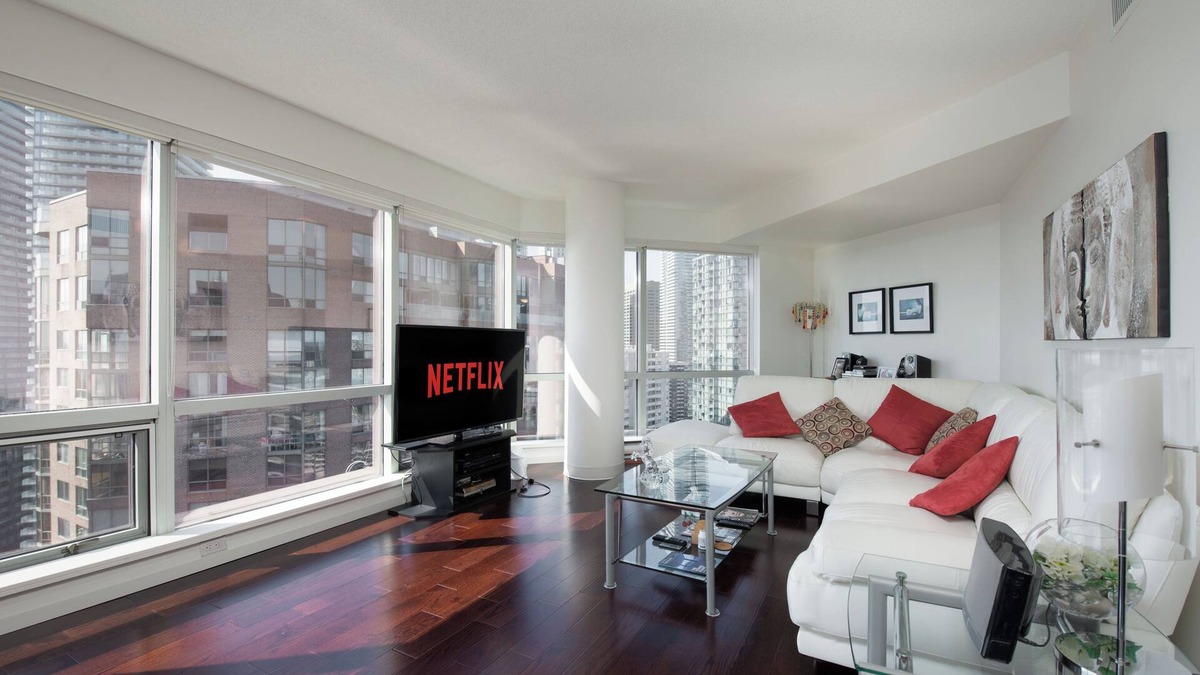 Bay Cloverhill Condo | Modern large 1,170 sq.ft two-bedroom and two-bathroom condo on Bay