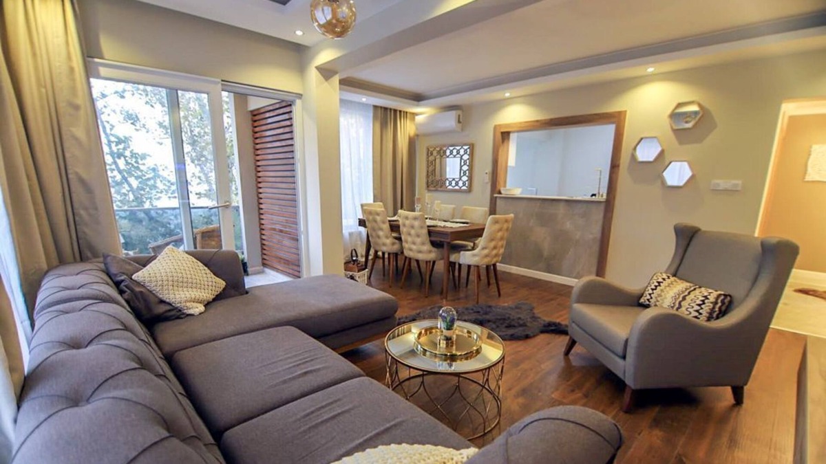 Ciftlikkoy Apartment | Modern, Large Apartment with Sea View