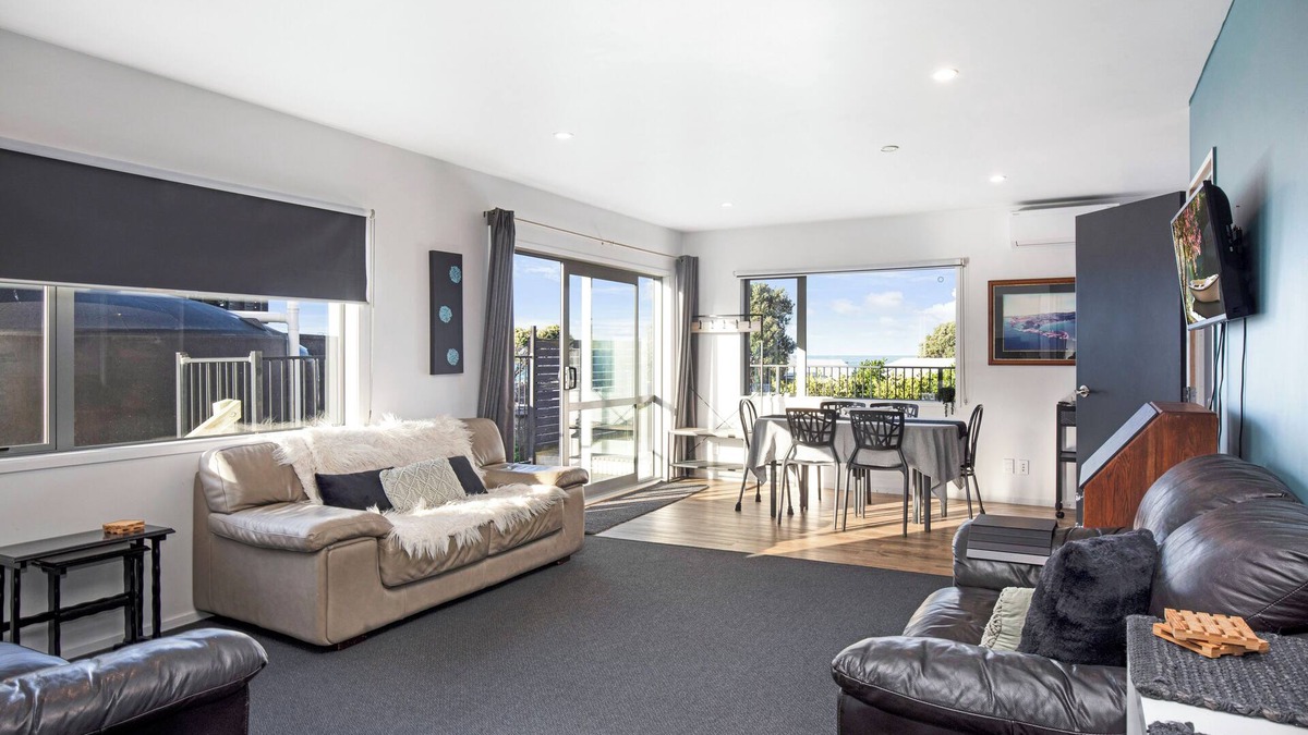 Castlepoint House | Modern Little Place At Castlepoint - with Private Direct Beach Access