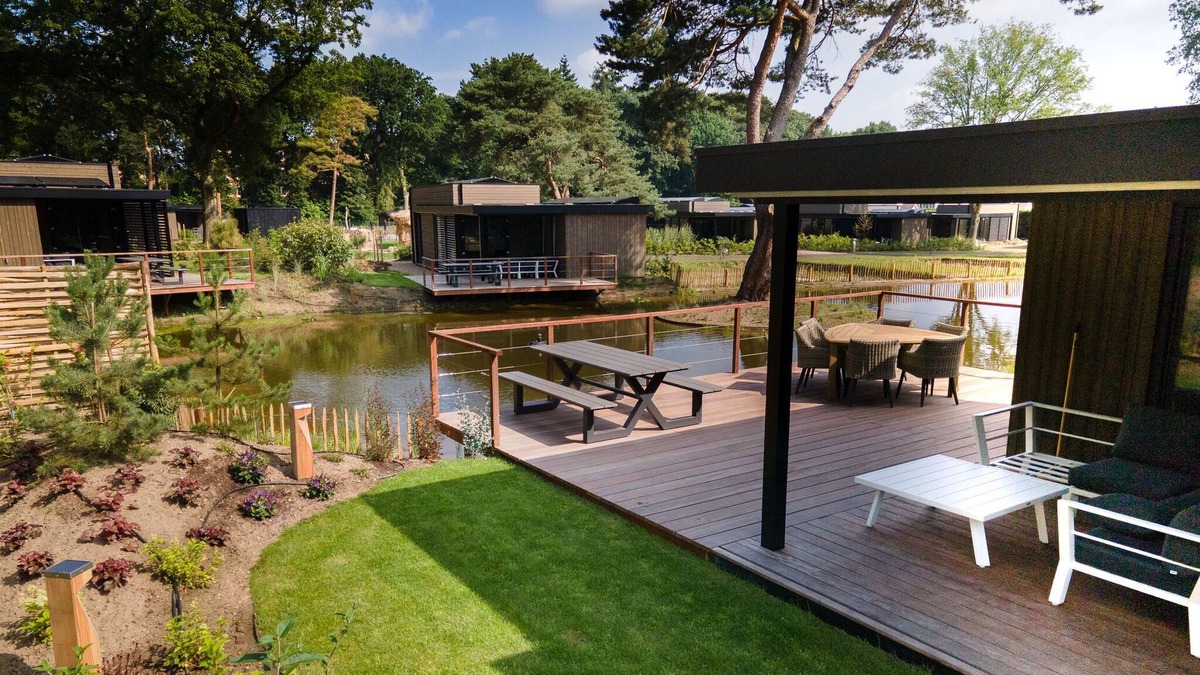 Municipality of Rhenen House | Modern lodge on the water