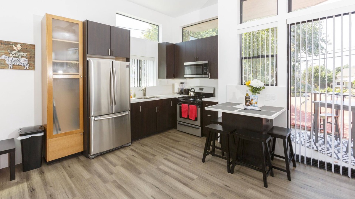 Venice House | Modern Loft Rooftop Deck Venice Beach Studio Bedroom Apts by RedAwning