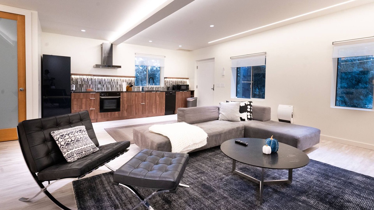 Kirkland Apartment | Modern Loft with Park Like Setting View