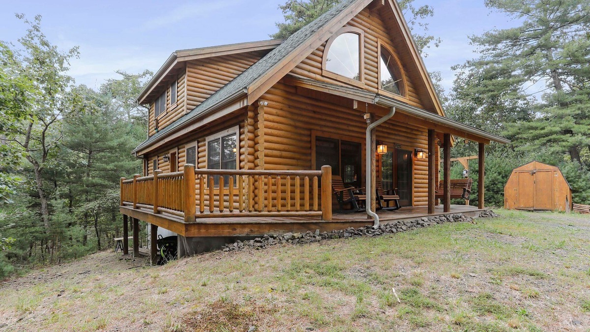 Hancock Cabin | Modern Log Cabin, Great for Families - Close to Many Attractions! Game Room!