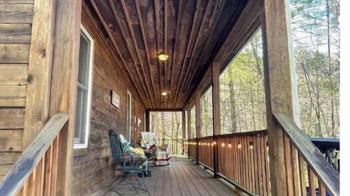 Sunset House | Modern Log Cabin near Lake Keowee sleeps 6-8 Hunting and Hicking Trails