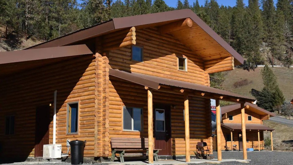 Ahsahka Cabin | Modern log cabin with a cozy cabin feel along the Clearwater River.