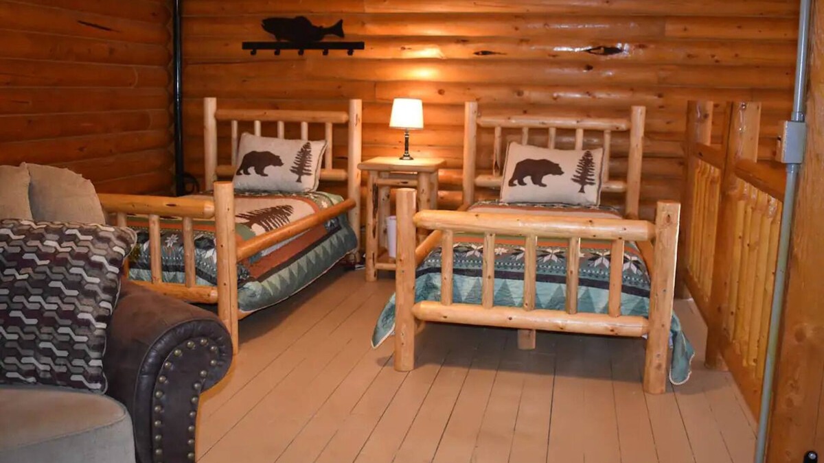 Ahsahka Cabin | Modern log cabin with a cozy feel along the Clearwater River