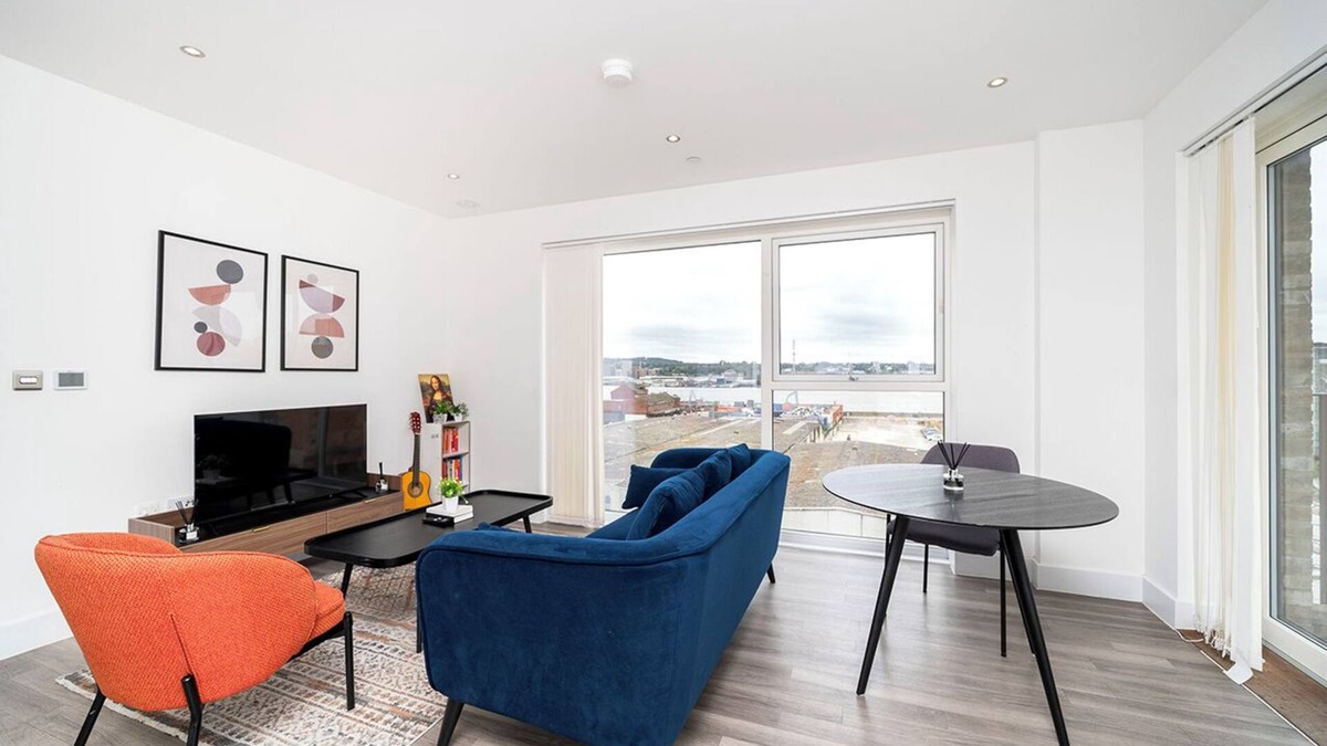 Royal Docks Apartment | Modern London Stay - Close to O2 and Canary Wharf