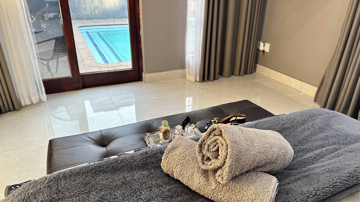 Meyersdal House | Modern lovely 3 bedroom retreat with pool and kitchen with essentials