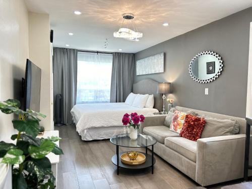 Bathurst Manor House | Modern Lux Family Rooms - KingBed - Near Sheppard W Station Toronto