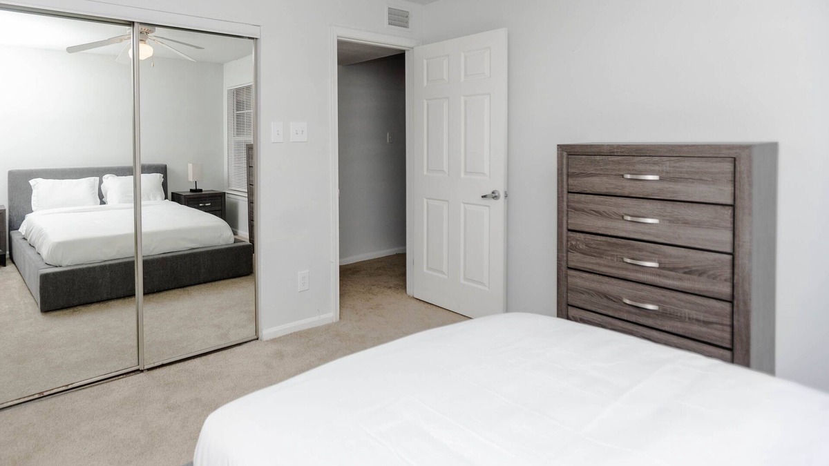 Coliseum Central Apartment | Modern luxe 2BD/2BA Apartment I Free Parking