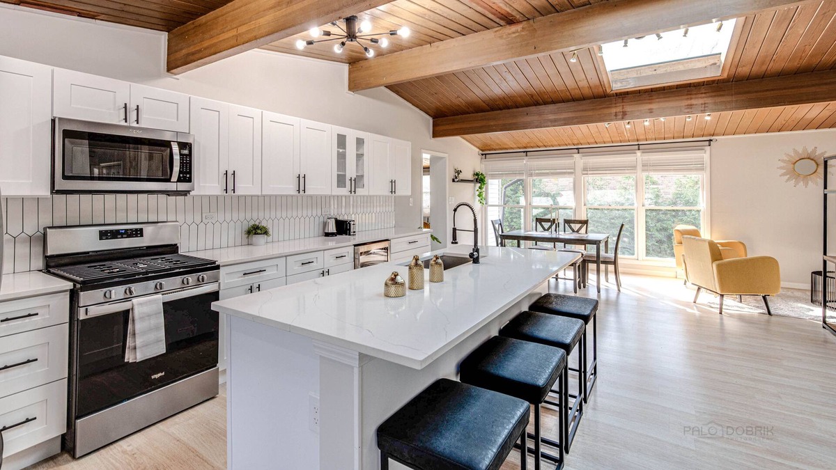 Lake Forest House | Modern Luxe home w/Gameroom and Electric Fireplace