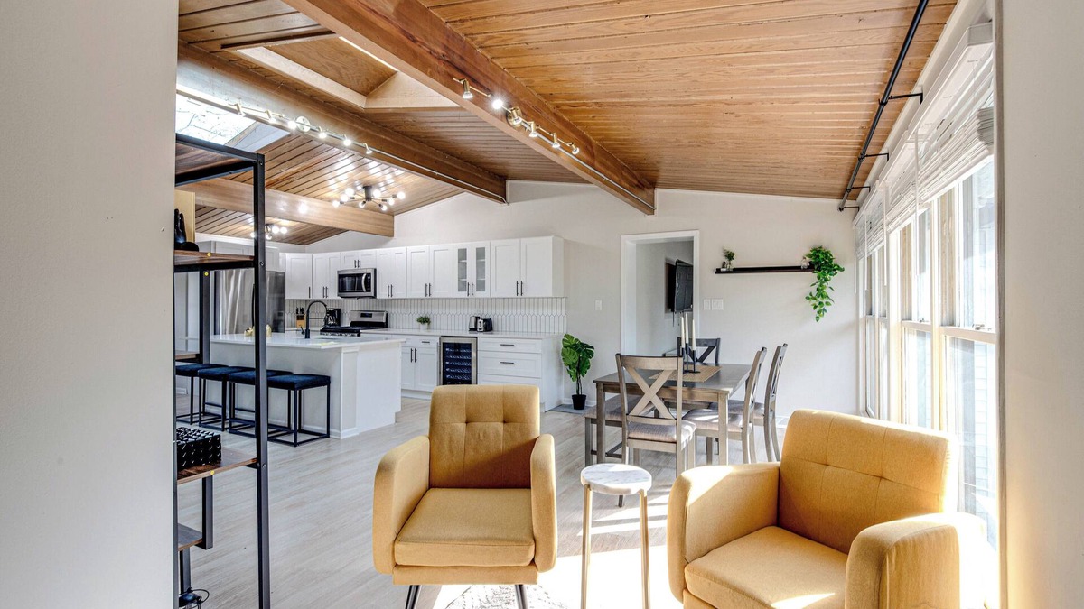 Highland Park House | Modern Luxe Home w/Gameroom and Electric Fireplace