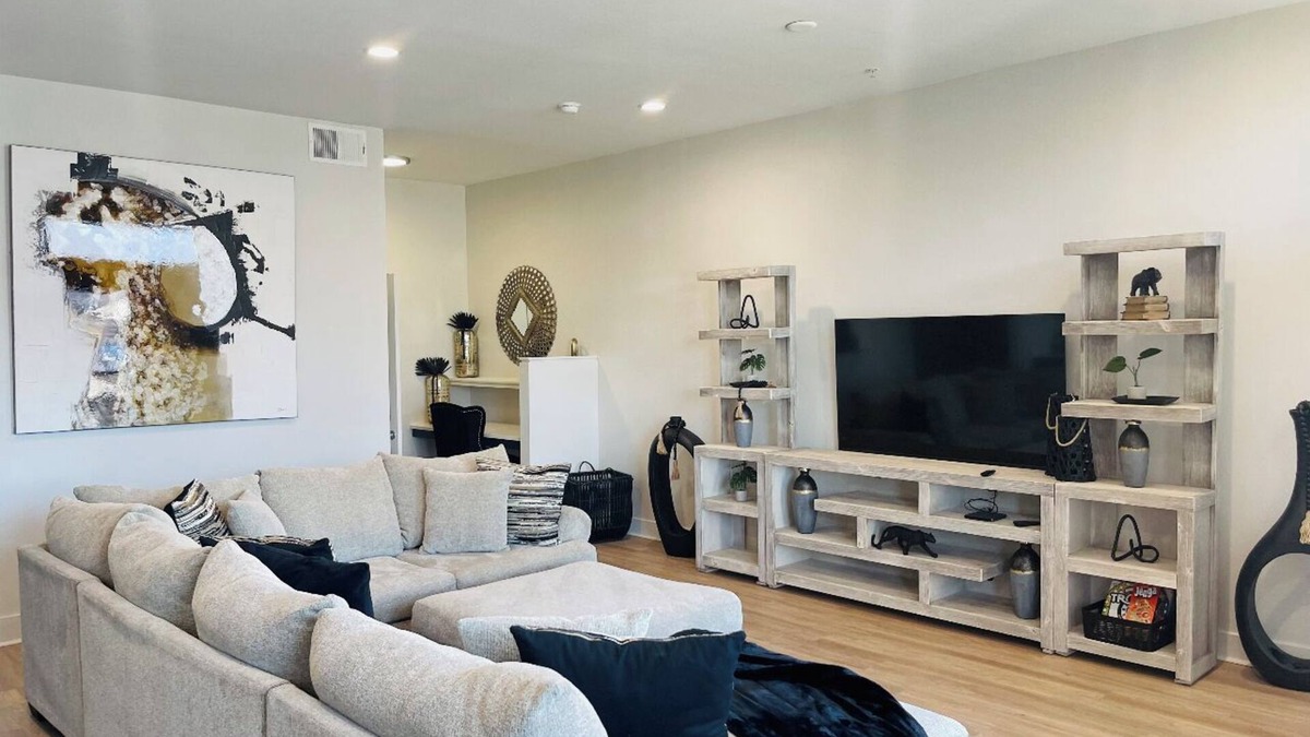 Deep Ellum Apartment | Modern & Luxurious Cozy Downtown City View Getaway