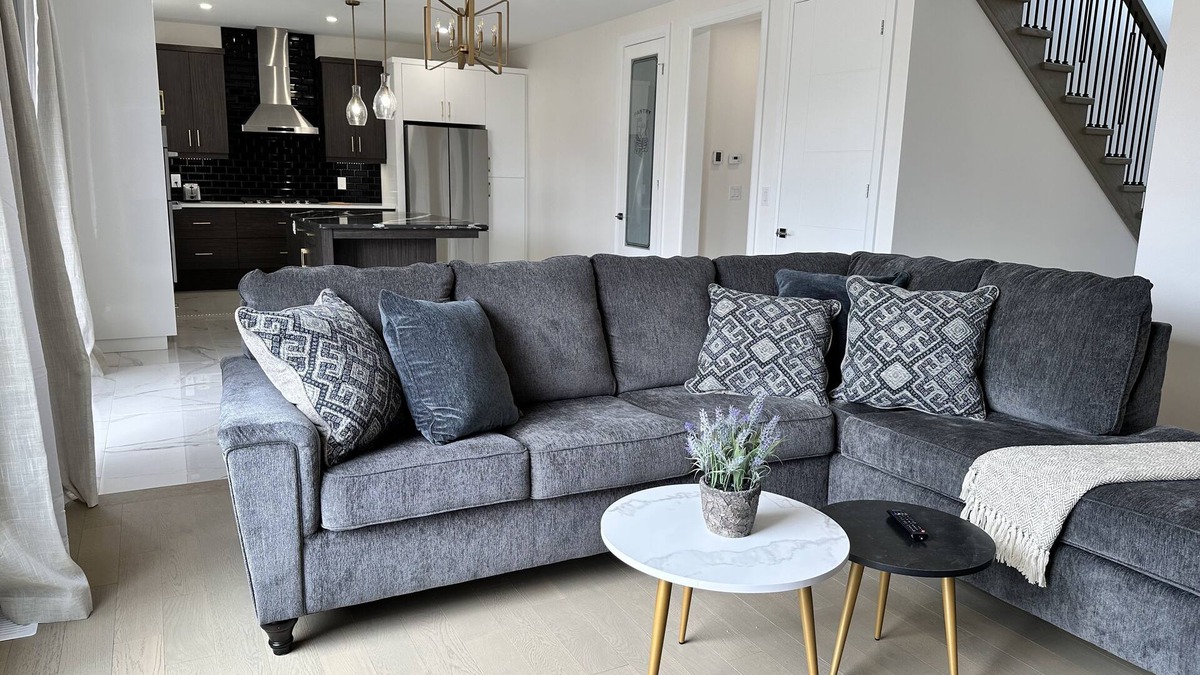Amherstburg House | Modern Luxurious Getaway - minutes to riverfront, wineries, golf clubs