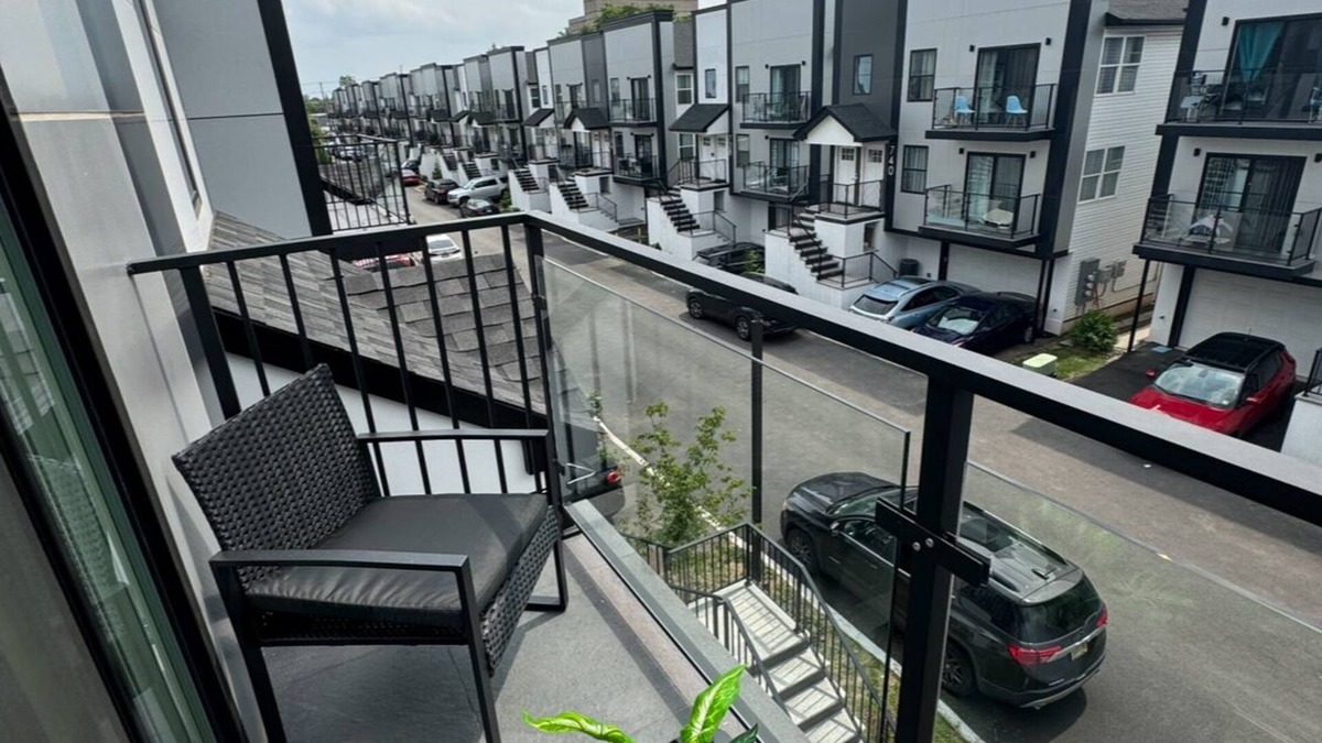 Elizabeth Apartment | Modern & Luxurious NYC-Themed 3-Bedroom Apartment Located Inside Gated Community