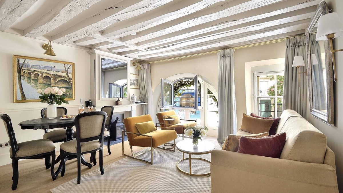 Paris City Center Apartment | Modern & Luxurious Split-Level on Ile de la Cite, Perfect for 4!