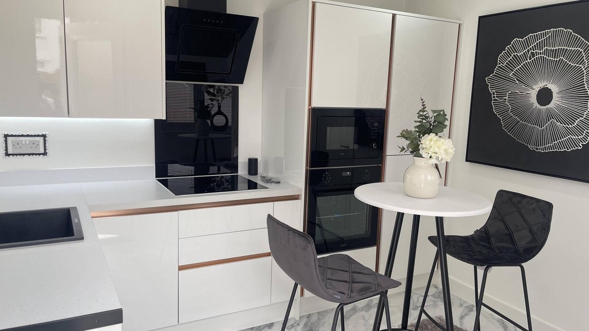 Basildon Apartment | Modern-luxury 1bedroom-ensuitebathroom-garden-wifi