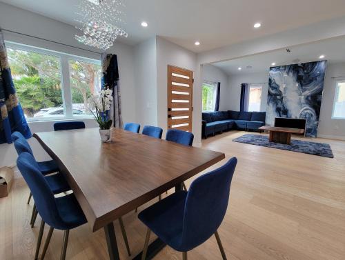 Pico - Robertson House | Modern luxury 3 bedroom home next to La Cienega Plaza with parking, WiFi, TV, BBQ 10 minutes to Rodeo Drive