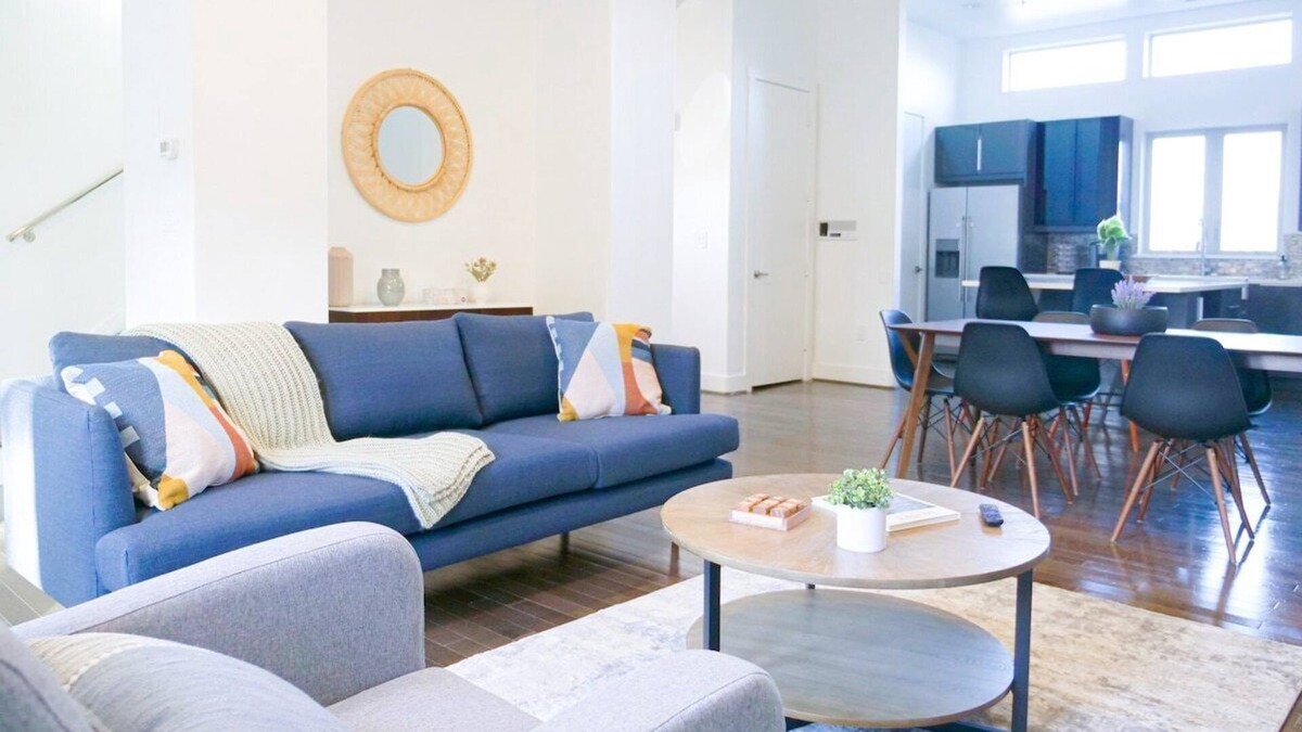 Cedars House | Modern Luxury 3BR Townhome 5 Min From DT Dallas