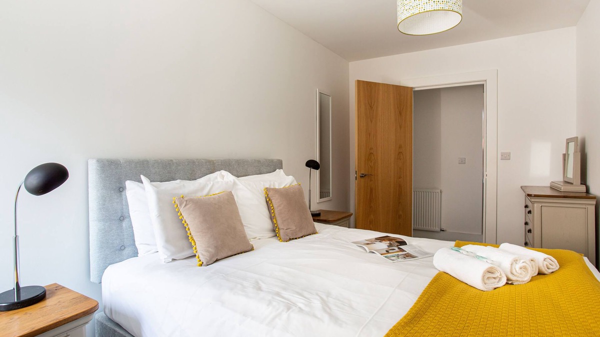 Ormeau Apartment | Modern Luxury Apartment, Sleeps 6, Best Location