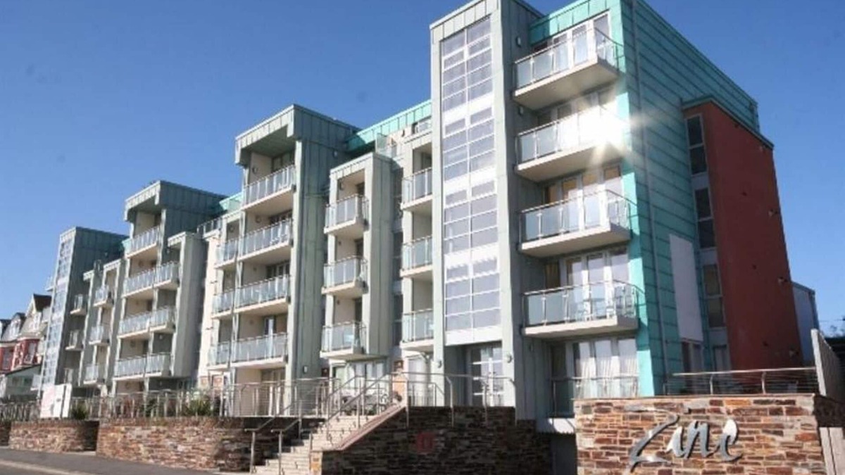 Newquay Apartment | Modern luxury apartment Zinc Headland Road. Only 5 mins walk to Fistral Beach