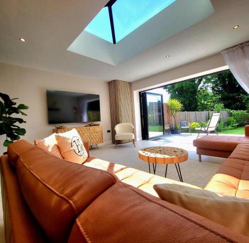 Watford House | Modern Luxury Home with Spacious Garden close to Warner Bros Studio