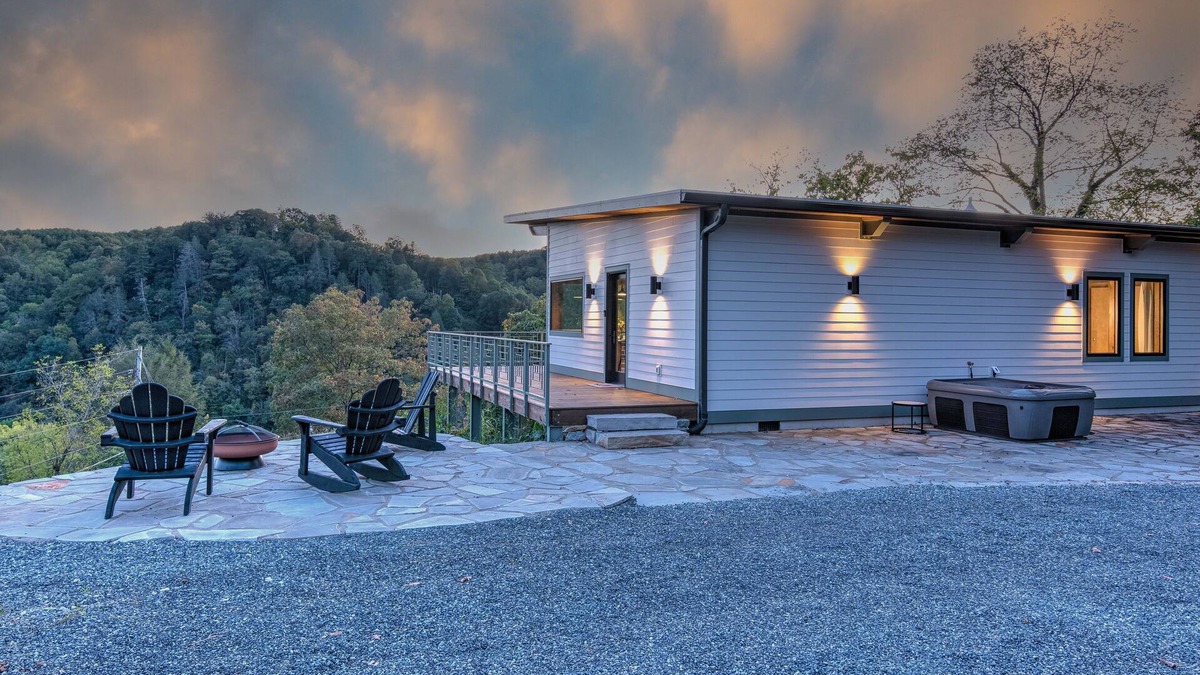 Marshall Cabin | Modern Luxury Meets Mountain Getaway. Amazing Views, Hot Tub+More!