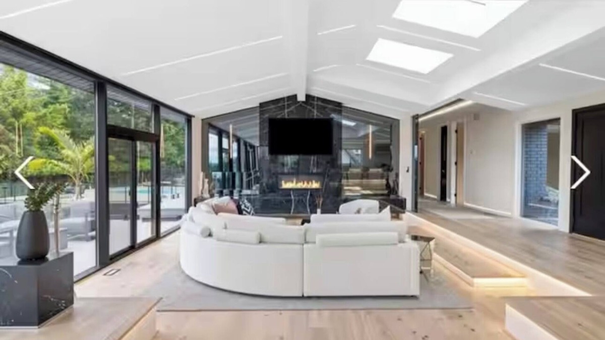 Burlington House | Modern Luxury Private Oasis on the Escarpment in Burlington. Mins from the Lake!