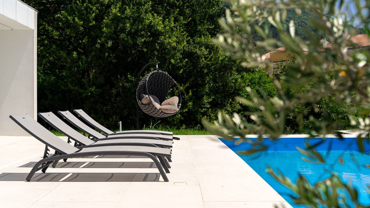 Podmaine Villa | Modern luxury villa with swimming pool & sea view