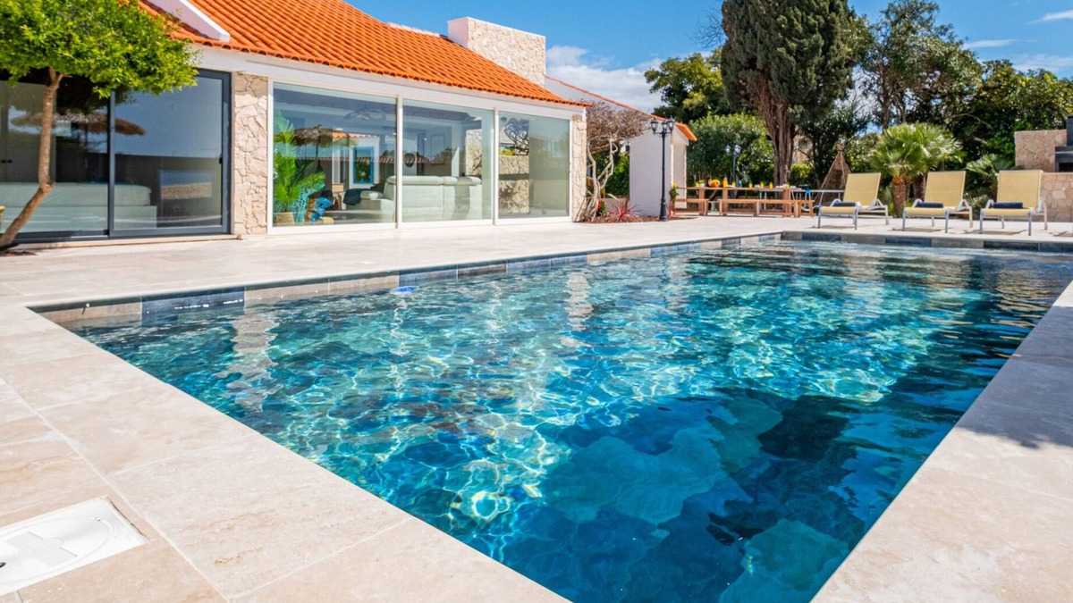 Oura Villa | Modern luxury w/heatable pool & pool bar