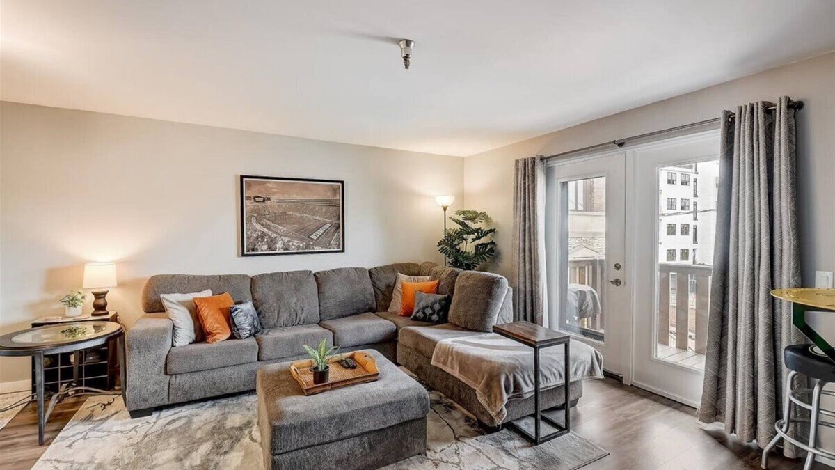 Regent Condo | Modern Madison Condo off University Ave with Private Garage Parking