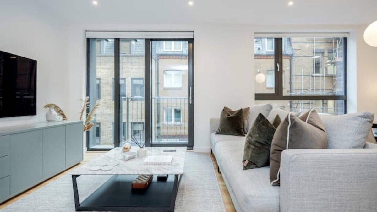 St James House | Modern Mayfair Townhouse by Buckingham Palace with AC. 3 Bedroom 3 Bathroom