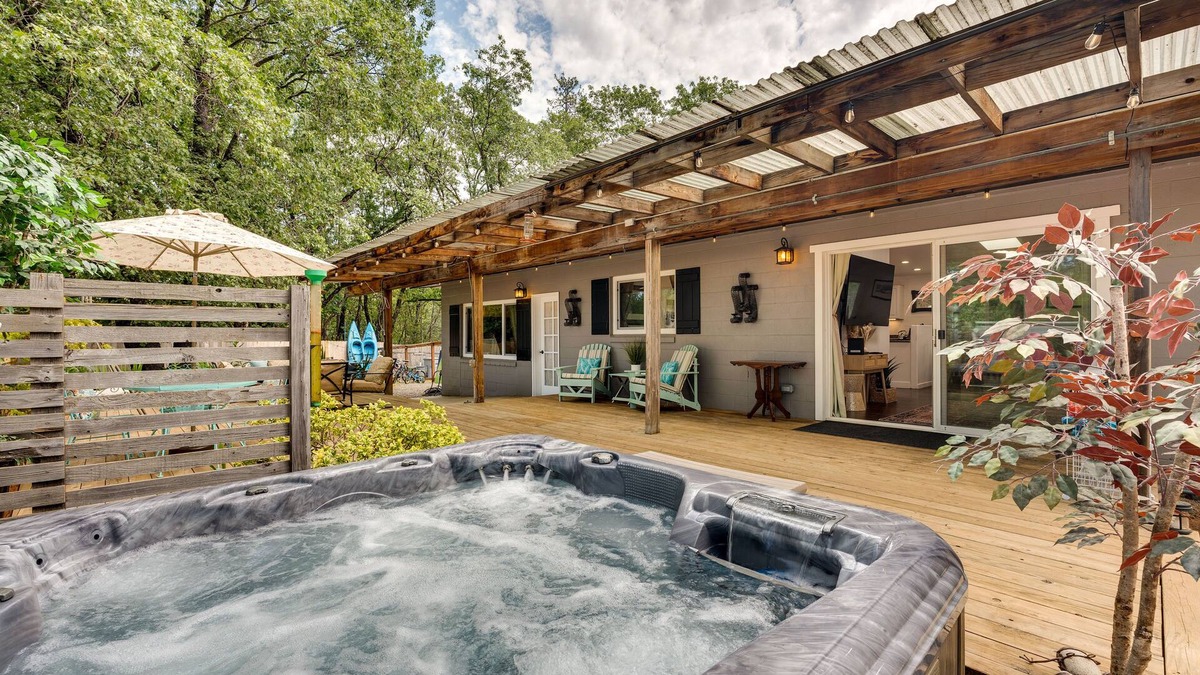 Meadow Vista House | Modern Meadow Vista Vacation Home w/Spacious Deck